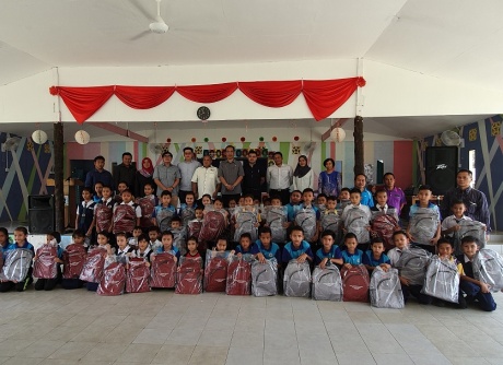 Sponsorship of School Bags to SK Selanjan