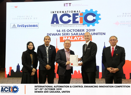 Our Group CEO, Mr. Paul Lim receiving a recognition as a Platinum Sponsor from YB Dr. Ong Kian Ming, Deputy Minister of International Trade and Industry