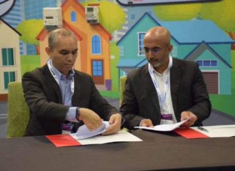 Mr. Vind Sidhu (PEN) and Mr. Izham bin Ismail (MAEVI) signs the agreement