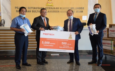 Donation of face masks and PPE suits to Selangor State Government. The donation was made by our Group CEO, Mr. Paul Lim Pay Chuan to Chief Minister of Selangor, YAB Dato’ Seri Amirudin bin Shari at Selangor State Secretary (SUK) Office in Shah Alam, Selangor.